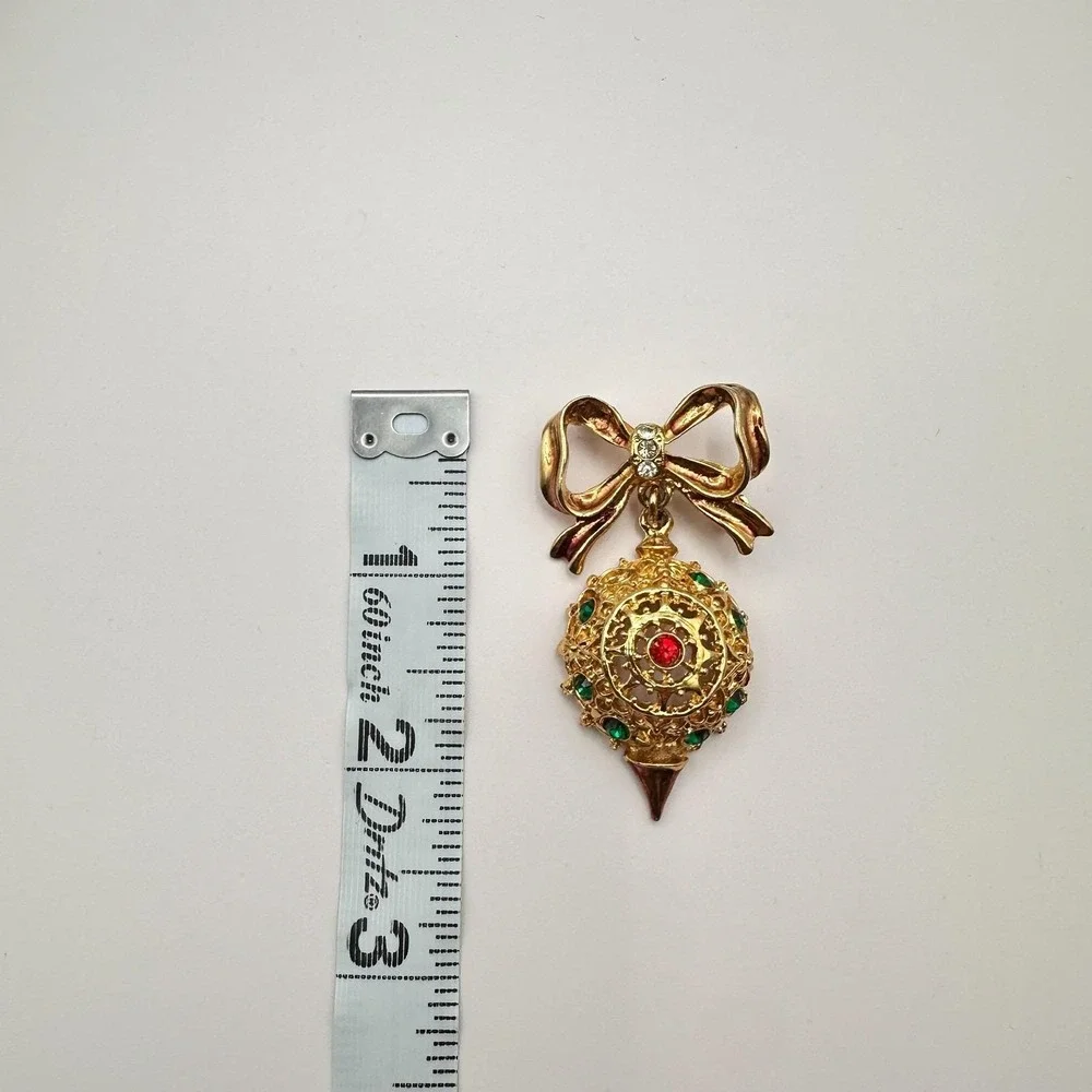 Vintage 90s Gold Tone Rhinestone Bow Ornament Brooch Pin Women's Classic Jewelry